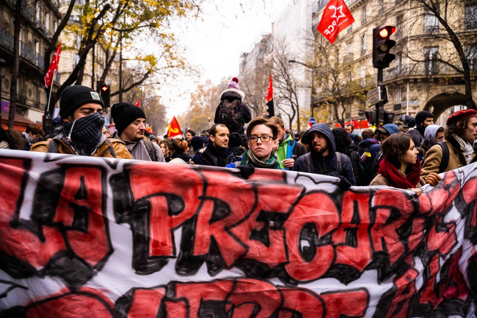 A demonstrációkhoz az utcákon az elmúlt években látványosan aktív csoportok is csatlakoztak: a sárgamellényesek és a tavaly május elsejei zavargásokban főszerepet vállaló anarchista csoportok, az úgynevezett „fekete blokkok” is