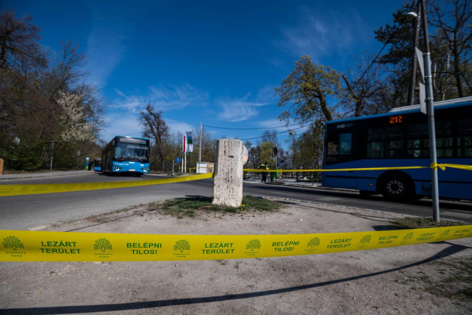 A koronavírus-járvány miatt lezárt parkoló a Normafánál