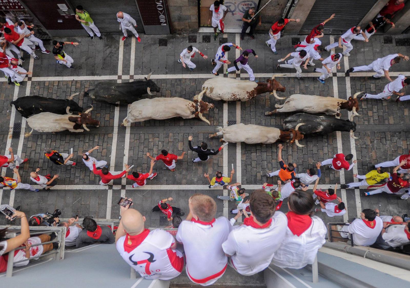 Turisták és résztvevők a pamplonai bikafuttatáson a San Fermín fesztiválon