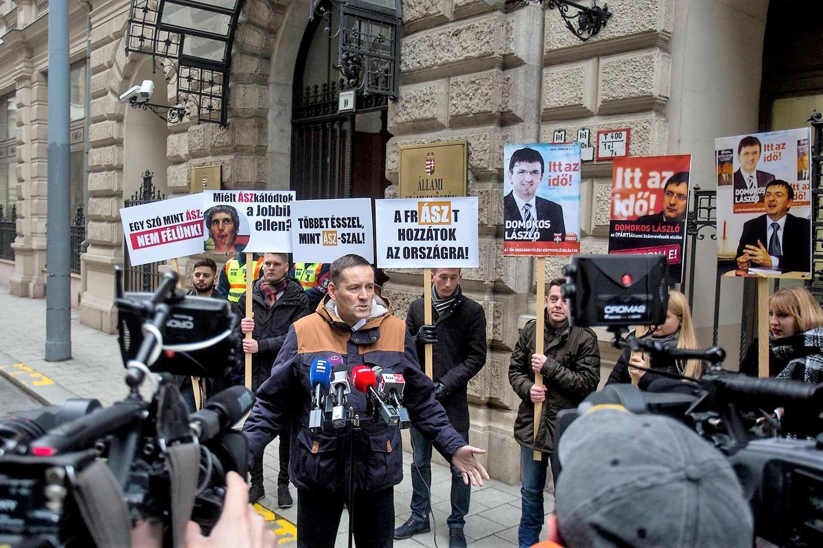 Volner János, a Jobbik akkori frakcióvezetője a számvevőszéknél tartott tájékoztatóján