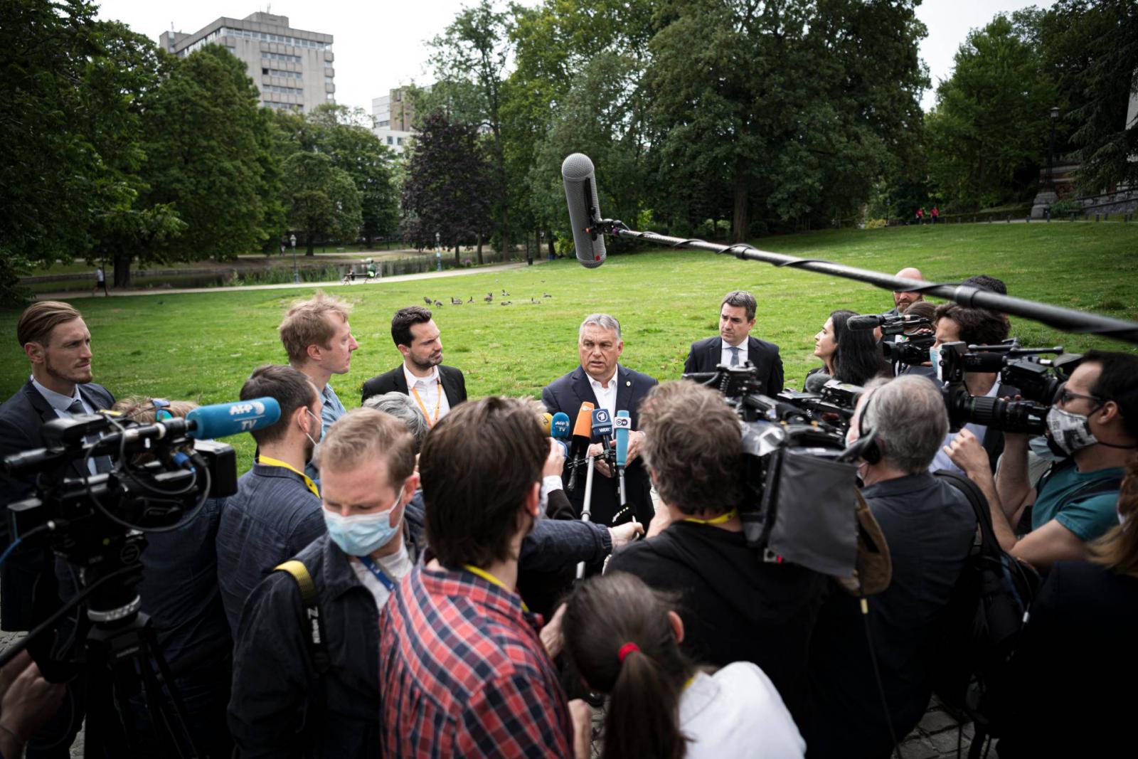 Orbán Viktor brüsszeli újságíróknak nyilatkozik az Európai Unió csúcstalálkozójának harmadik napján a Leopold parkban 2020. július 19-én