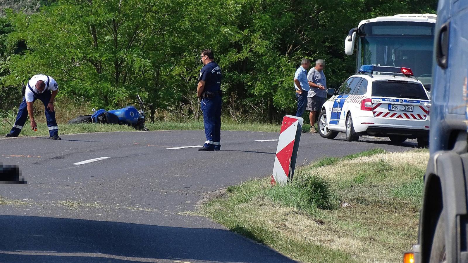 Rendőrök helyszínelnek a Kiskunfélegyháza és Tiszaalpár közötti úton