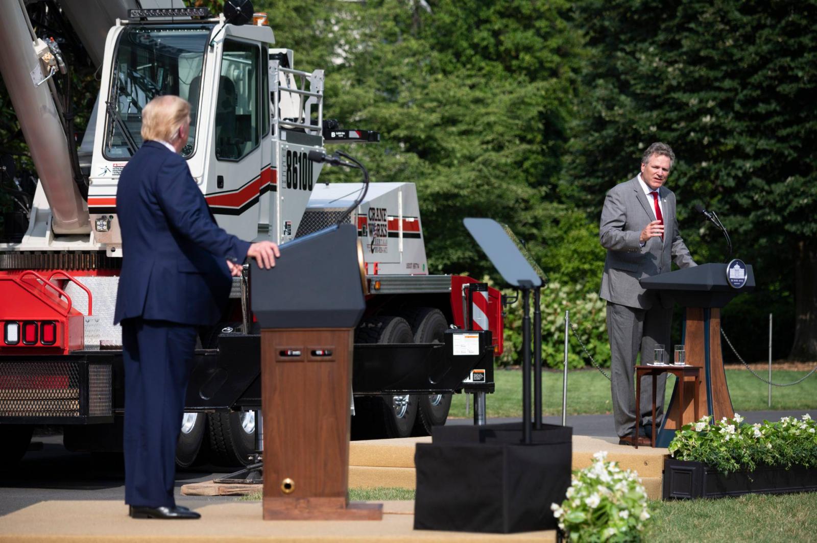 Donald Trump amerikai elnök és Mike Dunleavy alaszkai kormányzó egy korábbi megbeszélésen