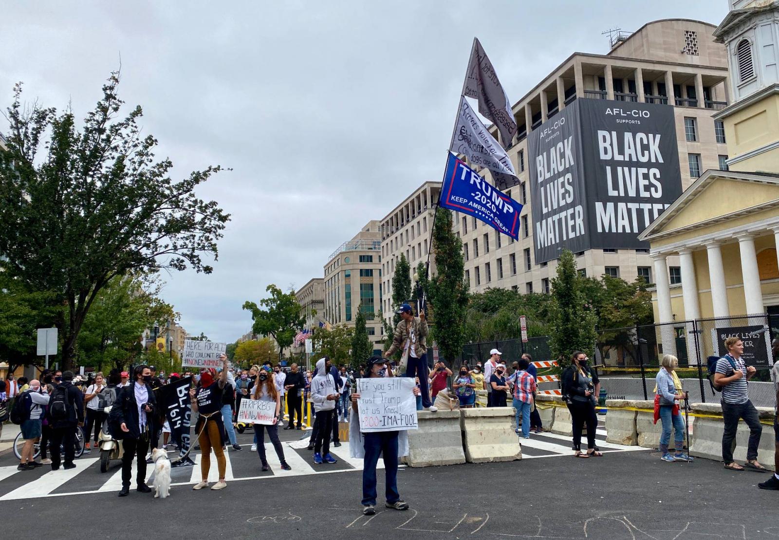 Kontraszt Washingtonban: az elnököt támogató menet a Black Lives Matter felirat alatt