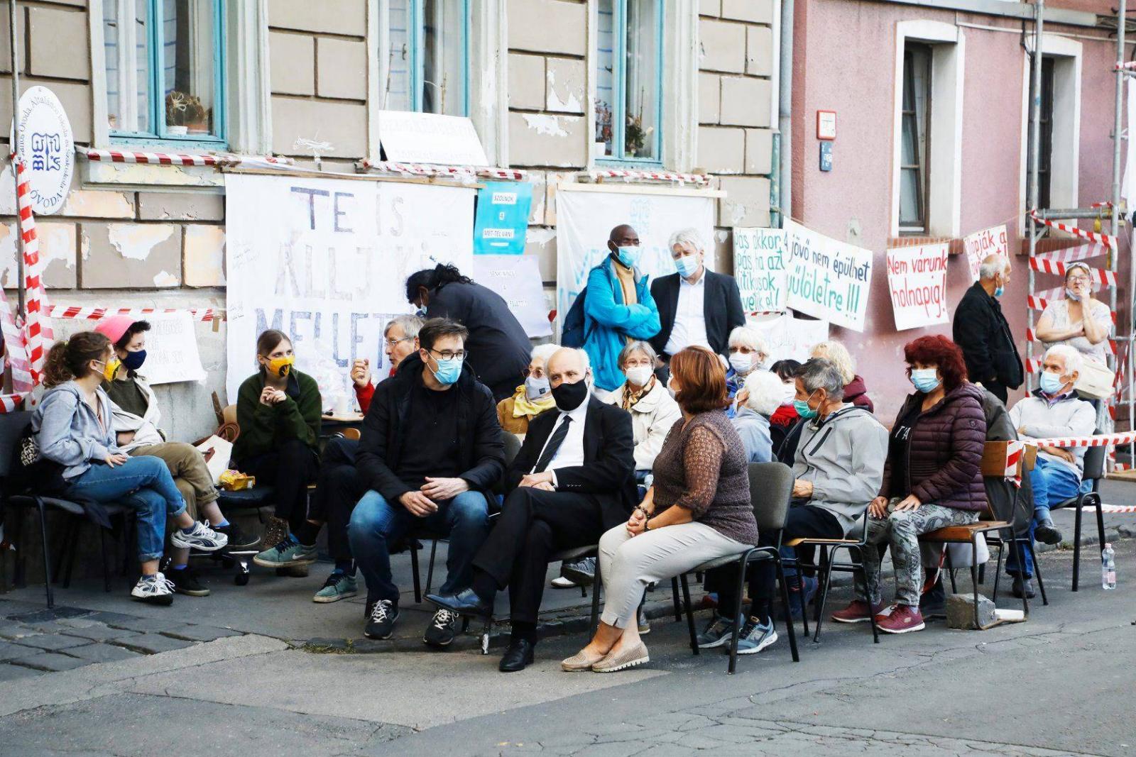 Budapest nevében a főpolgármester is adományozott és őrködött a Dankó utcában