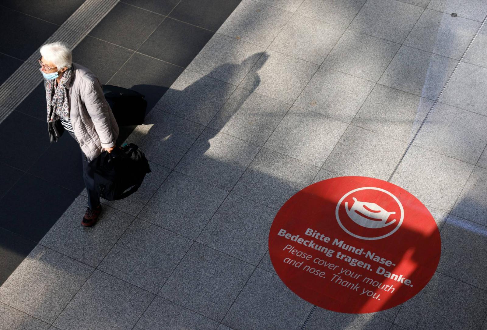 Maszkhordásra figyelmeztető felirat a berlini főpályaudvaron.