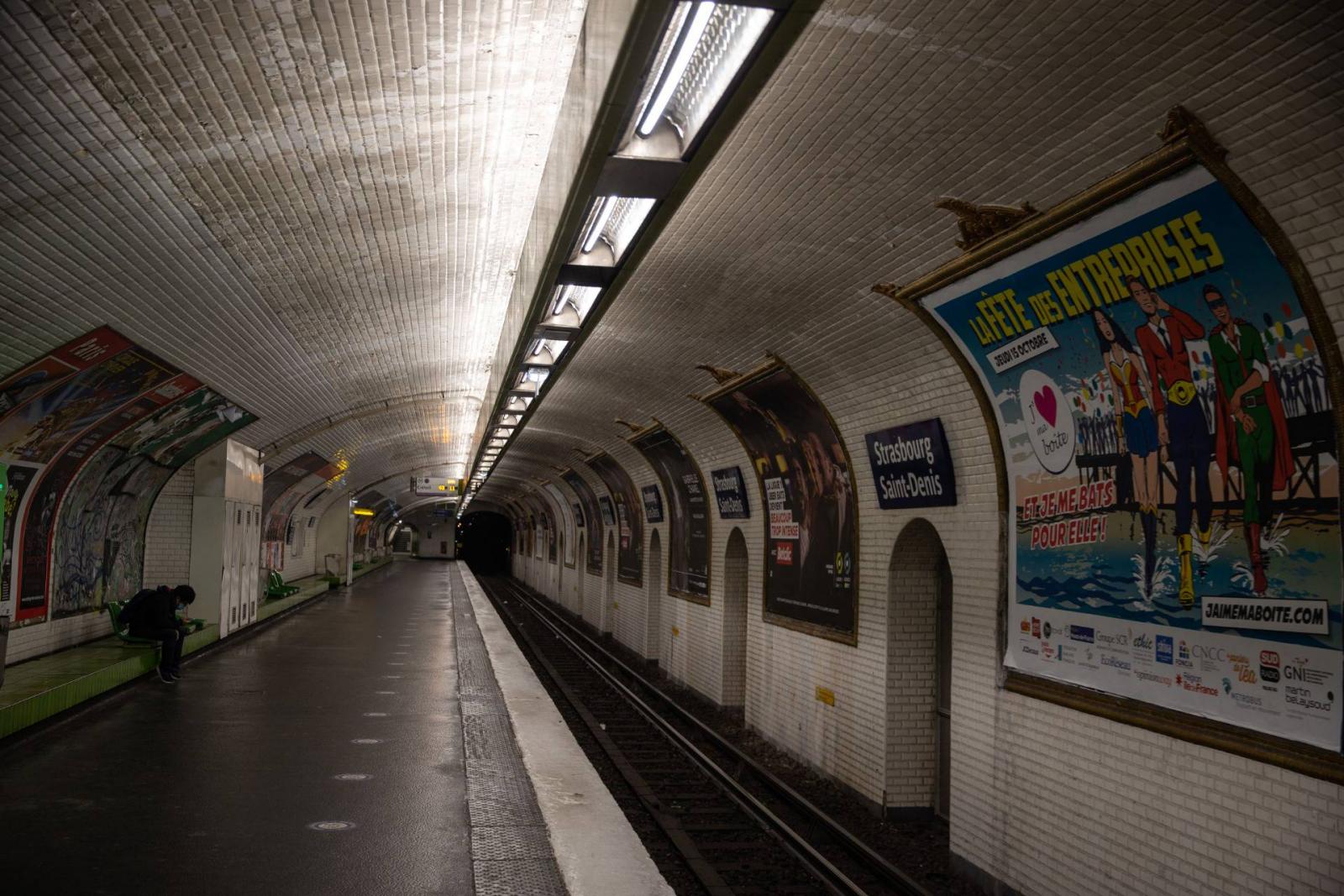 A kijárási korlátozások miatt kihalt metróperon Párizsban.