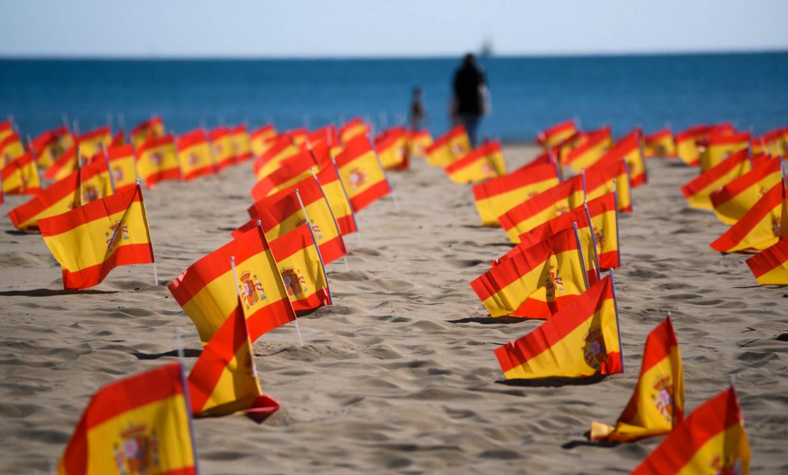 A COVID-19 spanyol áldozatait ábrázoló spanyol zászlók ezrei a valenciai Patacona strandon, 2020. október 4-én.