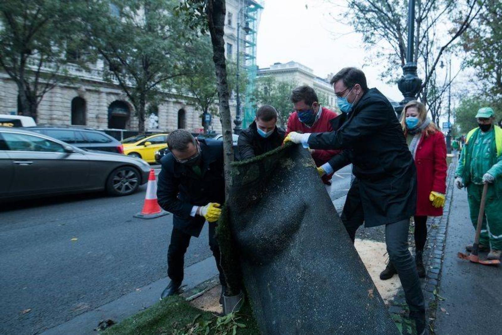 Felszedték a műfüvet az Andrássyn