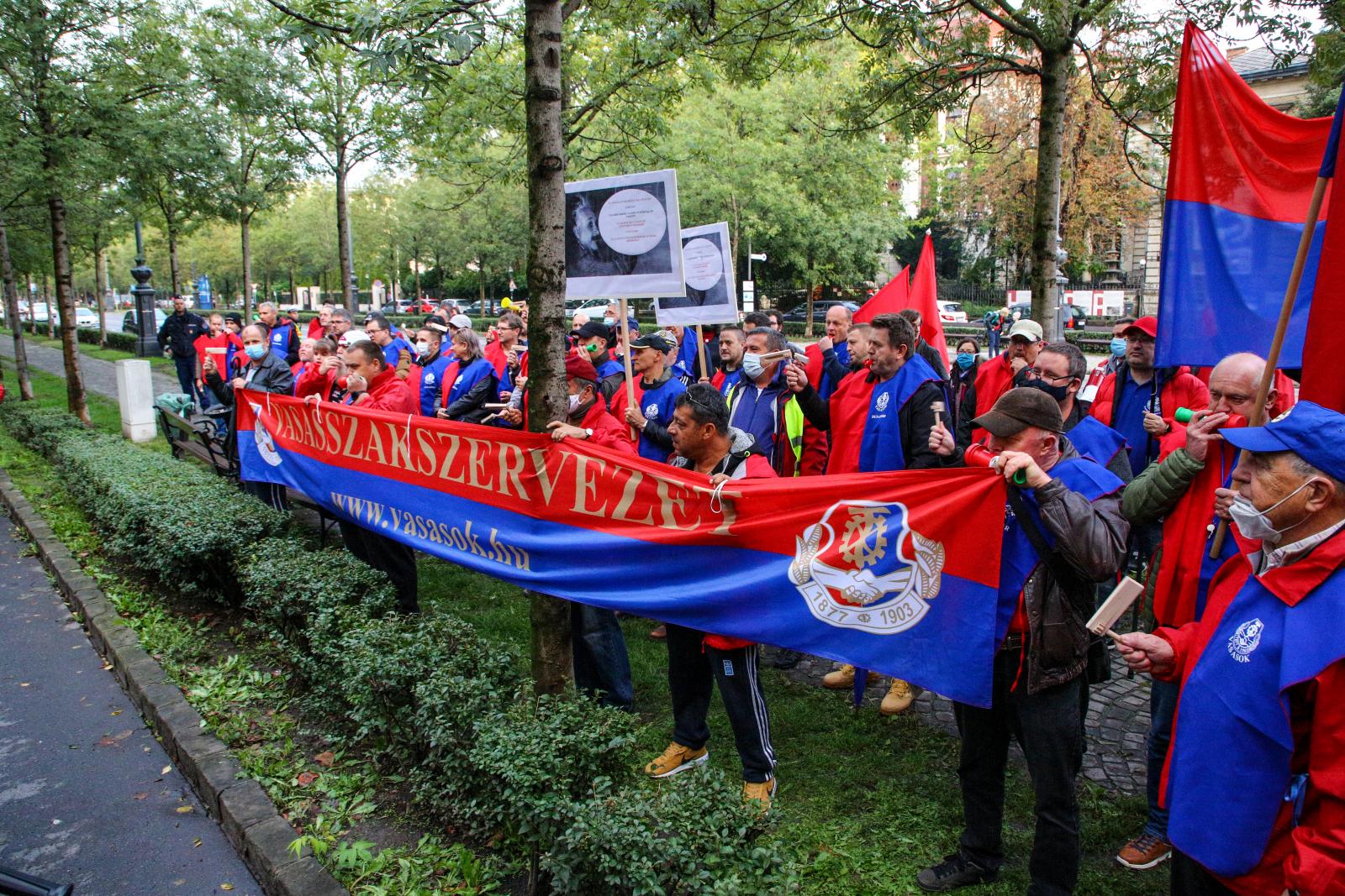 Még az orosz nagykövetség előtt is volt szakszervezeti demonstráció