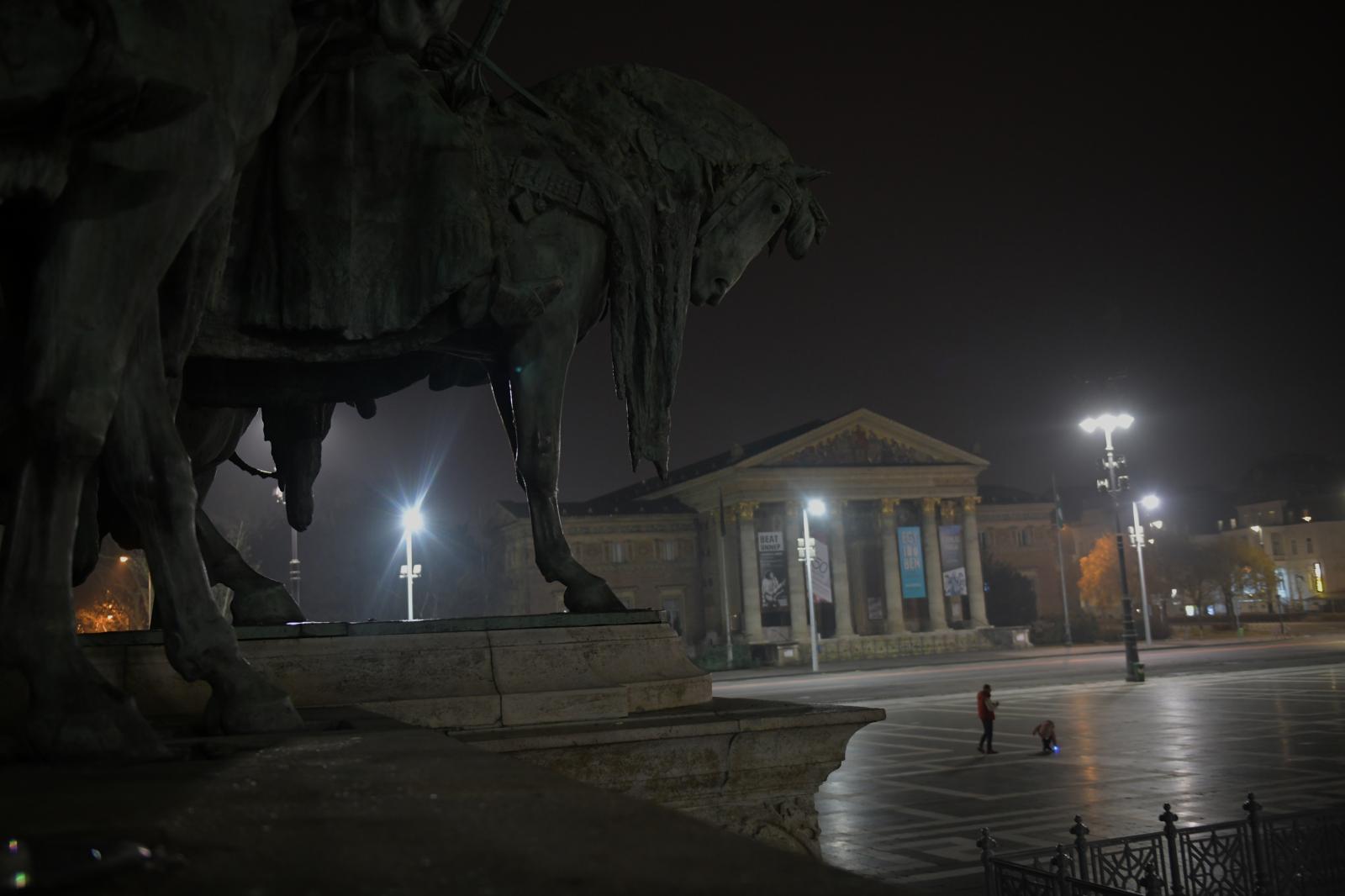 A Hősök tere kivilágítva