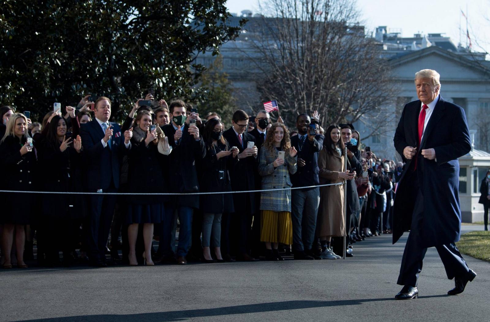 Trump támogatói előtt sétál Washingtonban január 12-én.