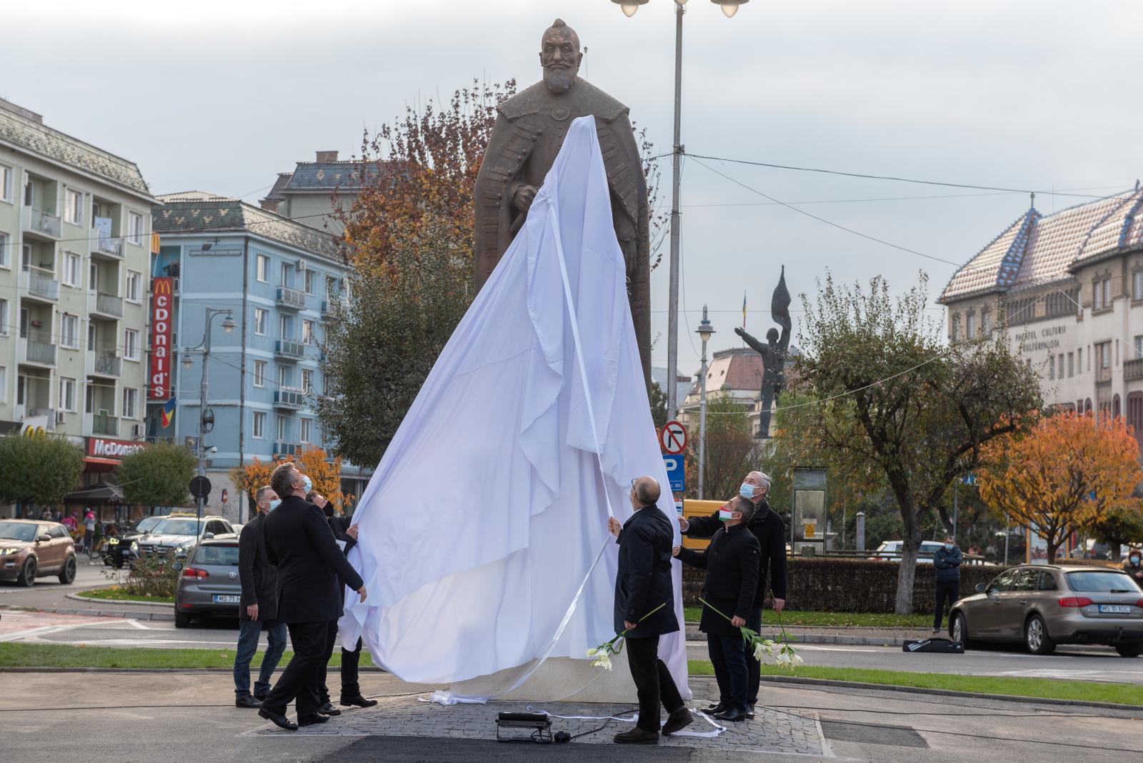 Bethlen Gábor erdélyi fejedelem egészalakos szobrának avatása Marosvásárhelyen 2020. november 15-én.