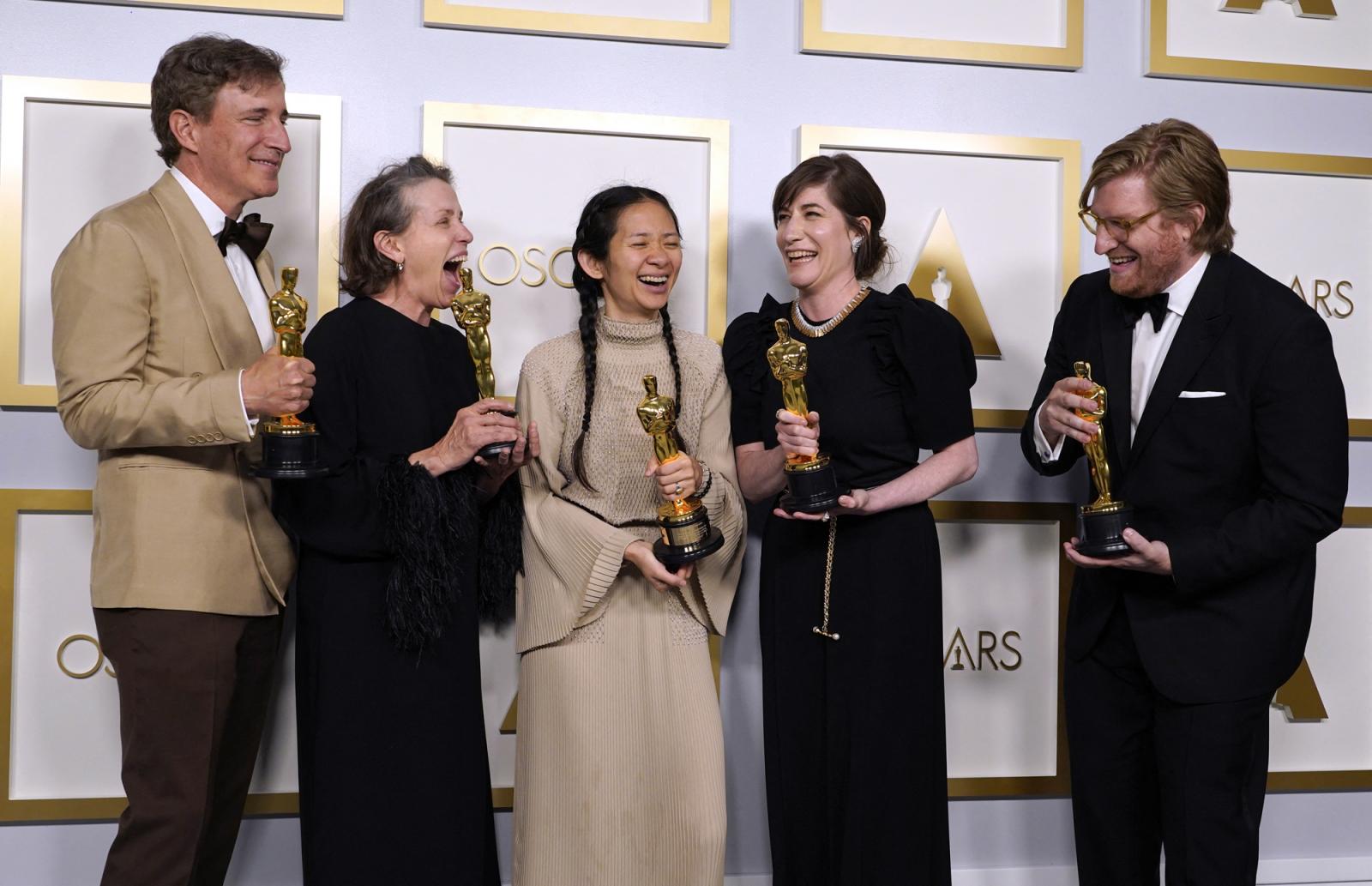 Peter Spears, Frances McDormand, Chloe Zhao, Mollye Asher és Dan Janvey a legjobb film,  A nomádok földje alkotói