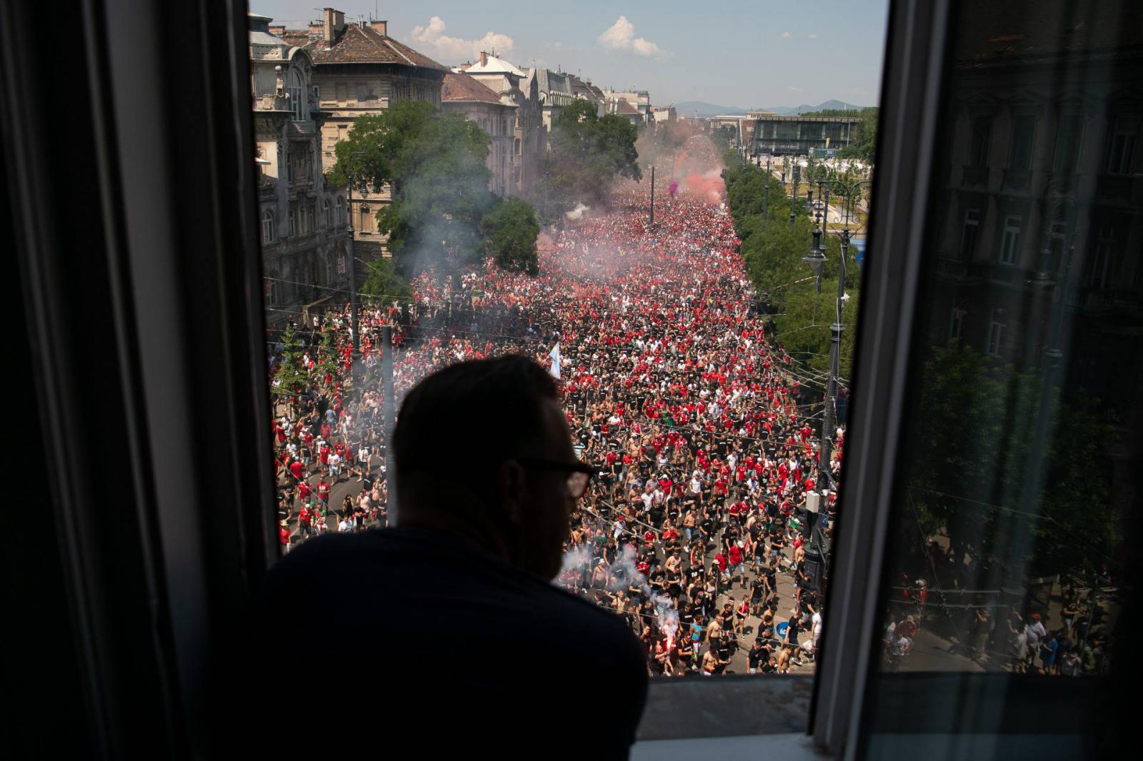 2021. április 4. Halottszállítók éjszakai műszakban a koronavírus harmadik hulláma alatt.