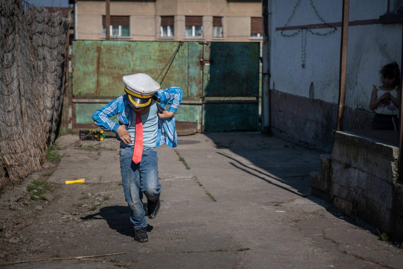 2021.09.21. Encs község része Fügöd. Lakosainak jelentős része Roma származású állampolgár. Sokan mélyszegénységben élnek. A koronavírus nem kímélte a község lakosait sem, sokan közülük megbetegedtek, kórházba kerültek. Ennek ellenére jelentős az oltásell