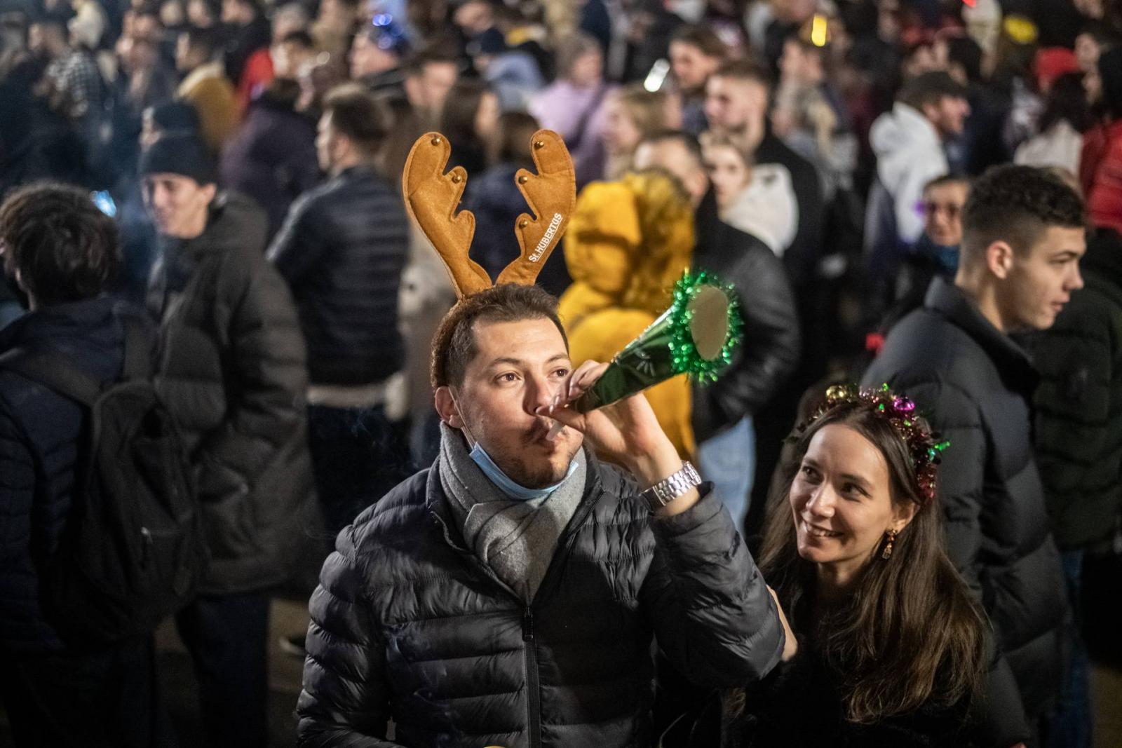 Újévköszöntő utcabál Budapest belvárosában, a Deák tér és Vörösmarty tér környékén.