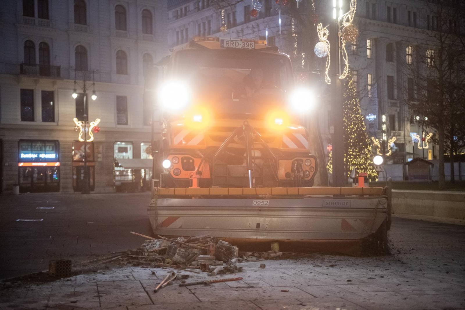 Újévköszöntő utcabál Budapest belvárosában, a Deák tér és Vörösmarty tér környékén.