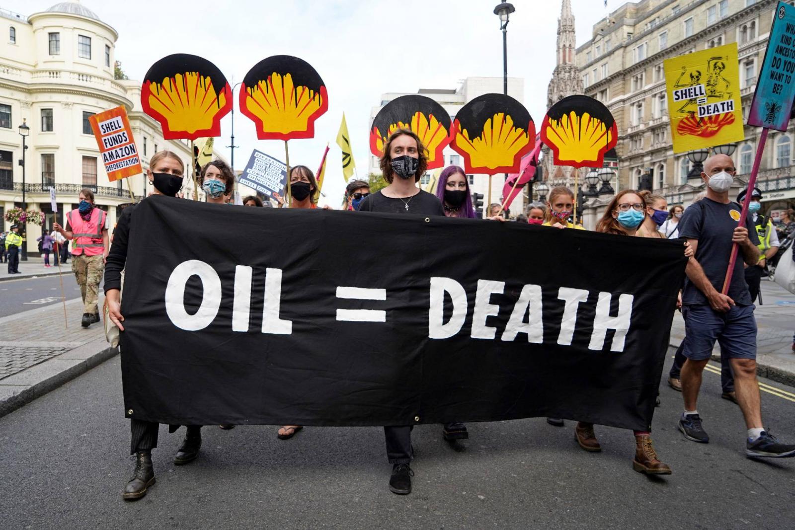 Demonstrálók vonulnak Londonban a Shell irodáitól a parlament felé 2020. szeptember 8-án.