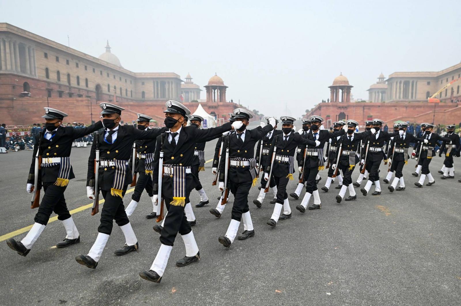 Az indiai Gudzsarát állam táblaképe halad el a Rajpath mellett a 73. indiai köztársaság napi felvonuláson Újdelhiben, Indiában 2022. január 26-án.