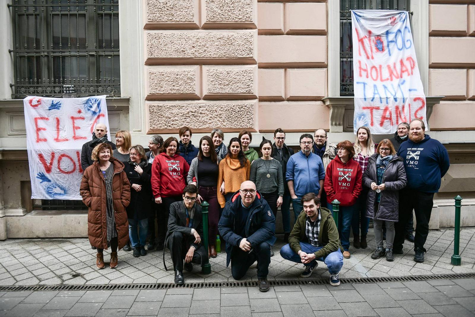 Tanársztrájk a Bajza utcai Általános iskolánál.