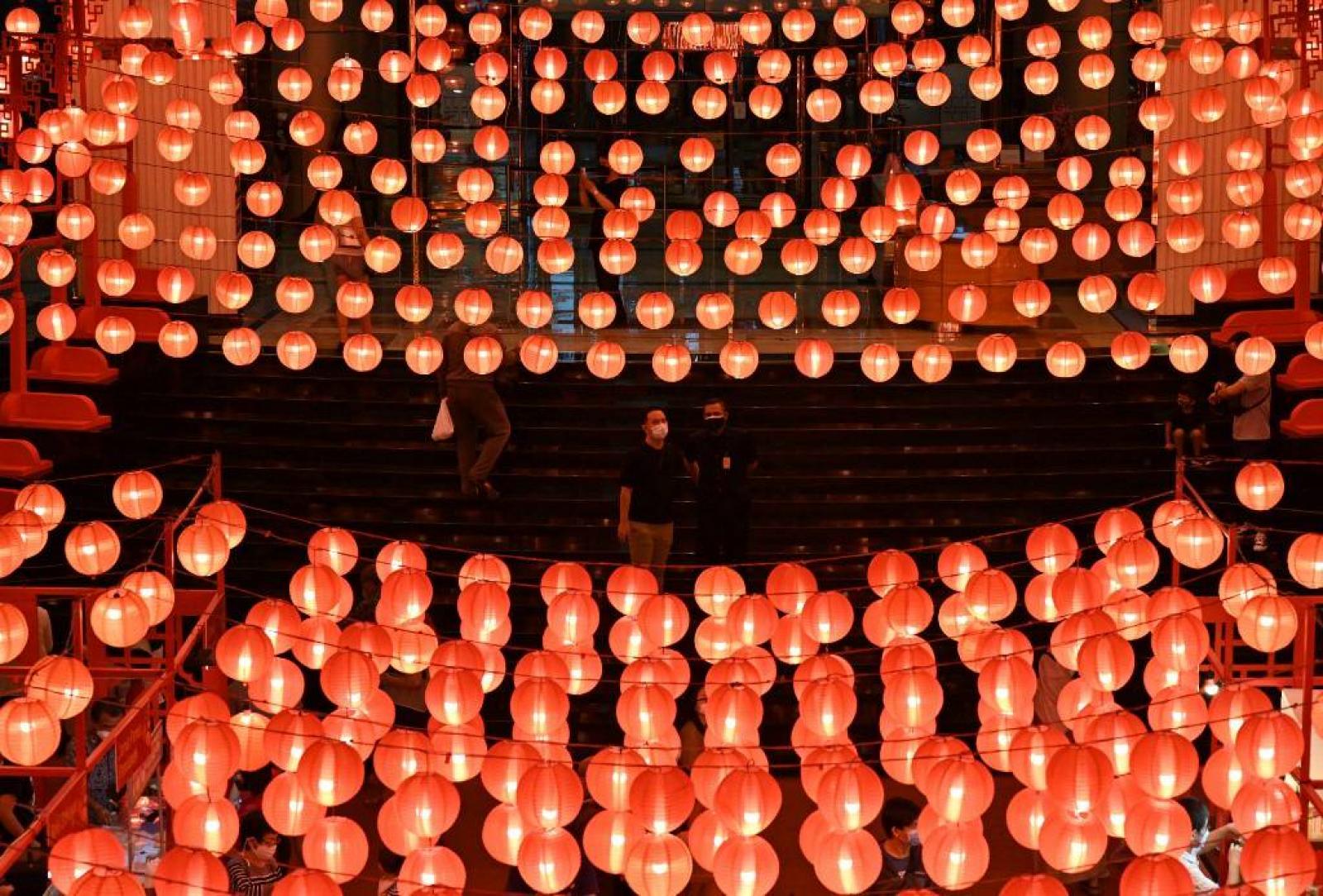 Egy férfi megtisztítja a tigris díszét, amely egy templom falát díszíti a közép-jávai Semarangban 2022. január 27-én, a holdújév előtt, amely február 1-jén vezeti be a tigris évét.