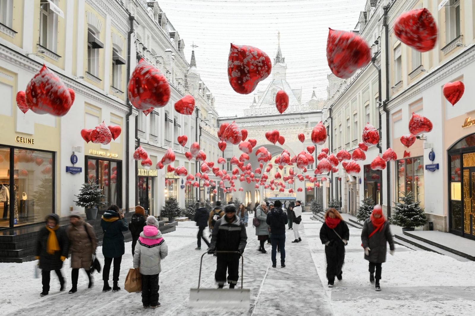 Trendeline Mucolli egy ajak alakú csokoládét tart a kezében a Pristina melletti "Amel" kézműves csokoládégyárban 2022. február 12-én, Valentin-nap előtt - a csokoládé minden február 14-én az egyik legnépszerűbb ajándék.