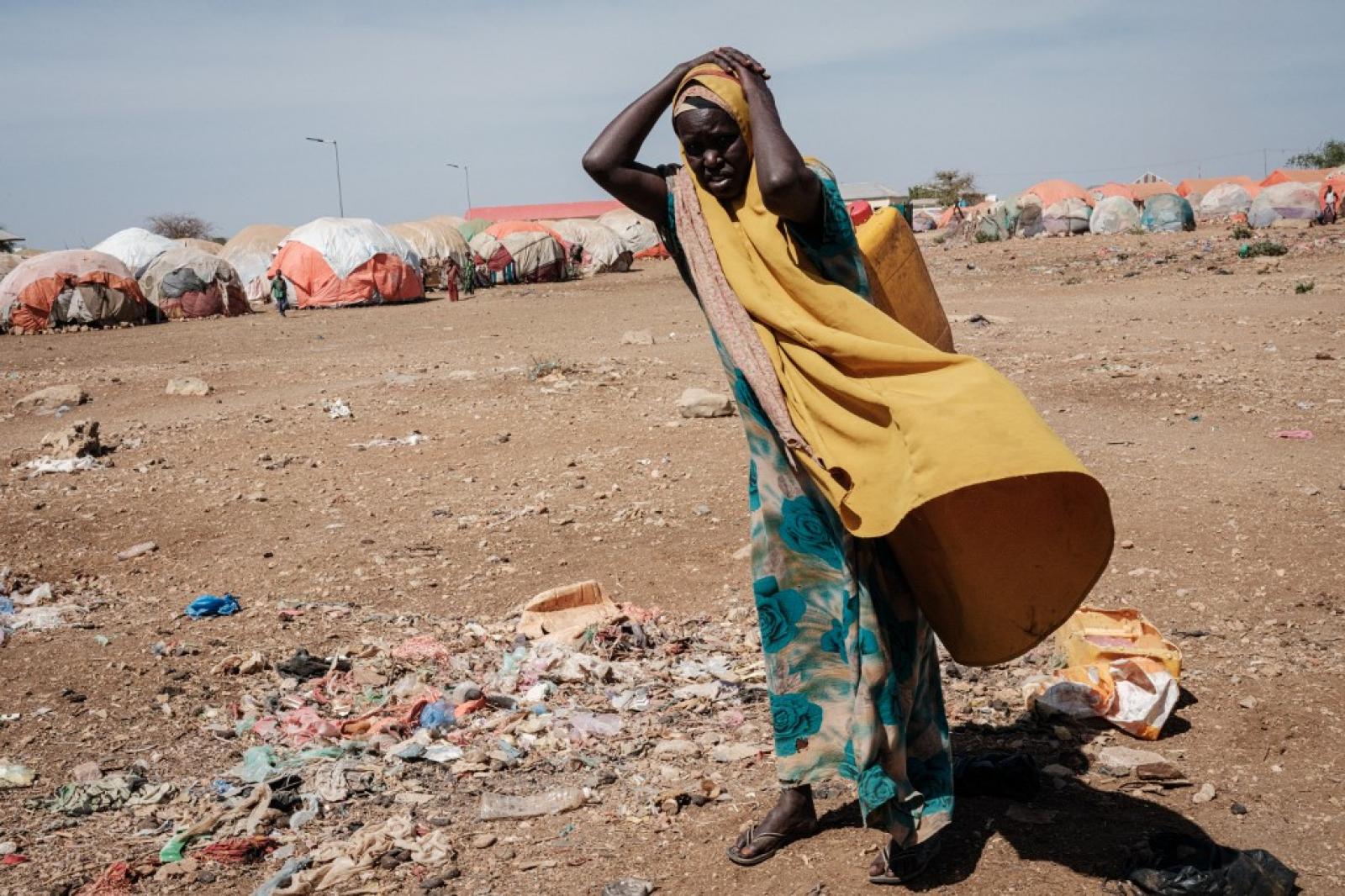 <p>Bulley Hassanow Alliyow  vizet ad a gyermekének a szomáliai Baidoa városában lévő Tawkal 2 Dinsoor menekülttáborban 2022. február 14-én.</p>