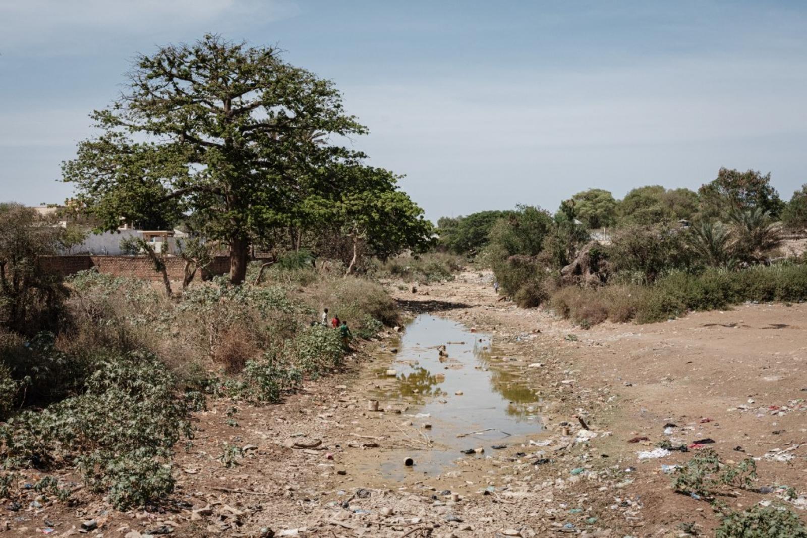 <p>Bulley Hassanow Alliyow  vizet ad a gyermekének a szomáliai Baidoa városában lévő Tawkal 2 Dinsoor menekülttáborban 2022. február 14-én.</p>