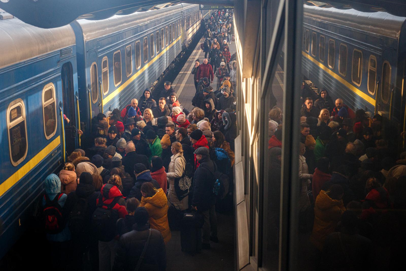 A tér látképe a megrongálódott helyi városháza előtt 2022. március 1-jén Harkovban, amely az orosz csapatok ágyúzása következtében megsemmisült.