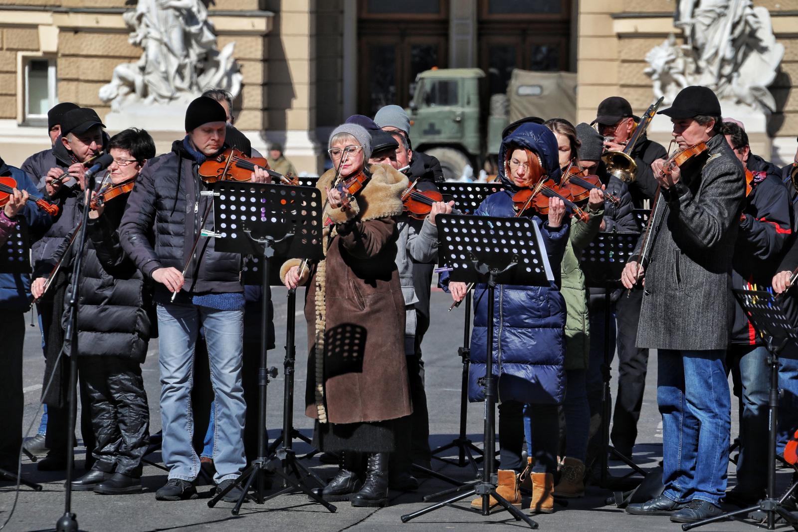 Az Odesszai Opera szimfonikus
zenekara azért játszik, hogy állítsák le a háborút 