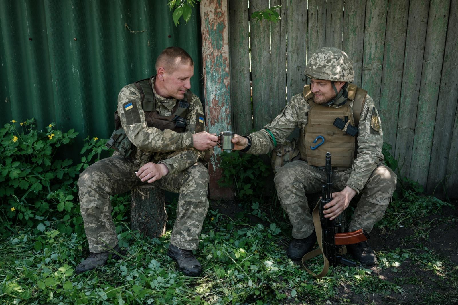 Ukrán katonák viszik az orosz csapatokkal vívott harcban elesett csapattársuk, Ruszlan Borovyk koporsóját a gyászszertartás után a kijevi Szent Mihály Aranykupolás székesegyházban 2022. május 4-én.