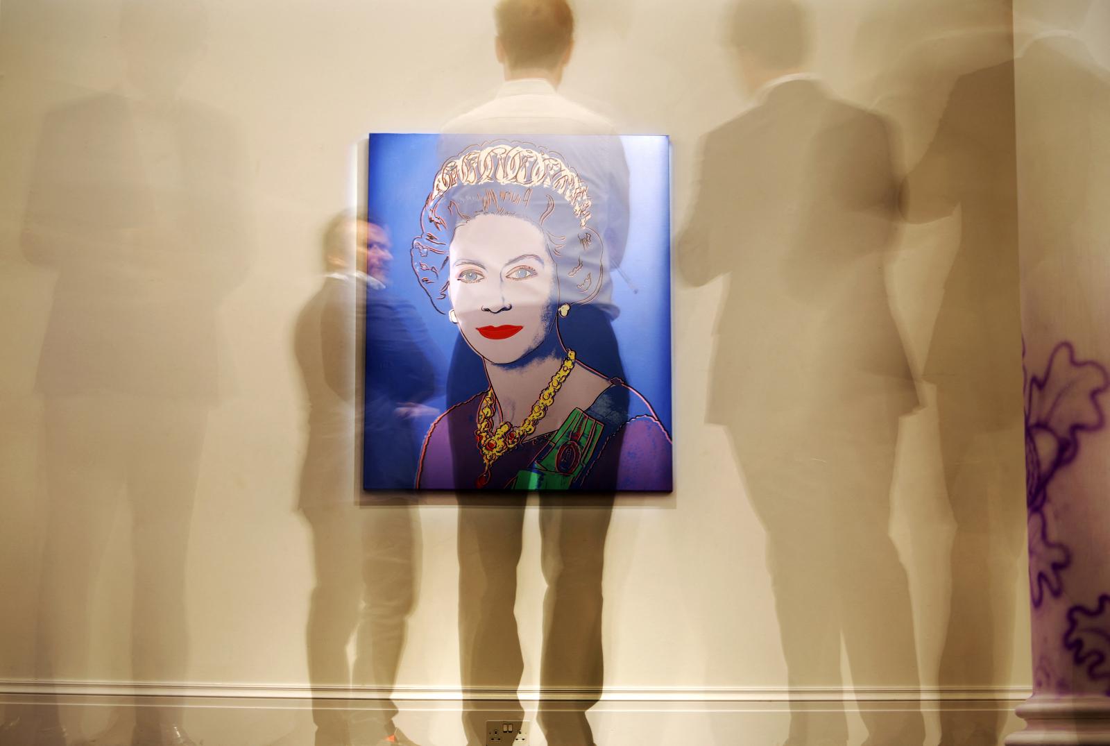 Andy Warhol amerikai művész "Reigning Queens: Queen Elizabeth of the United Kingdom" című műve a Sotheby`s kiállításán