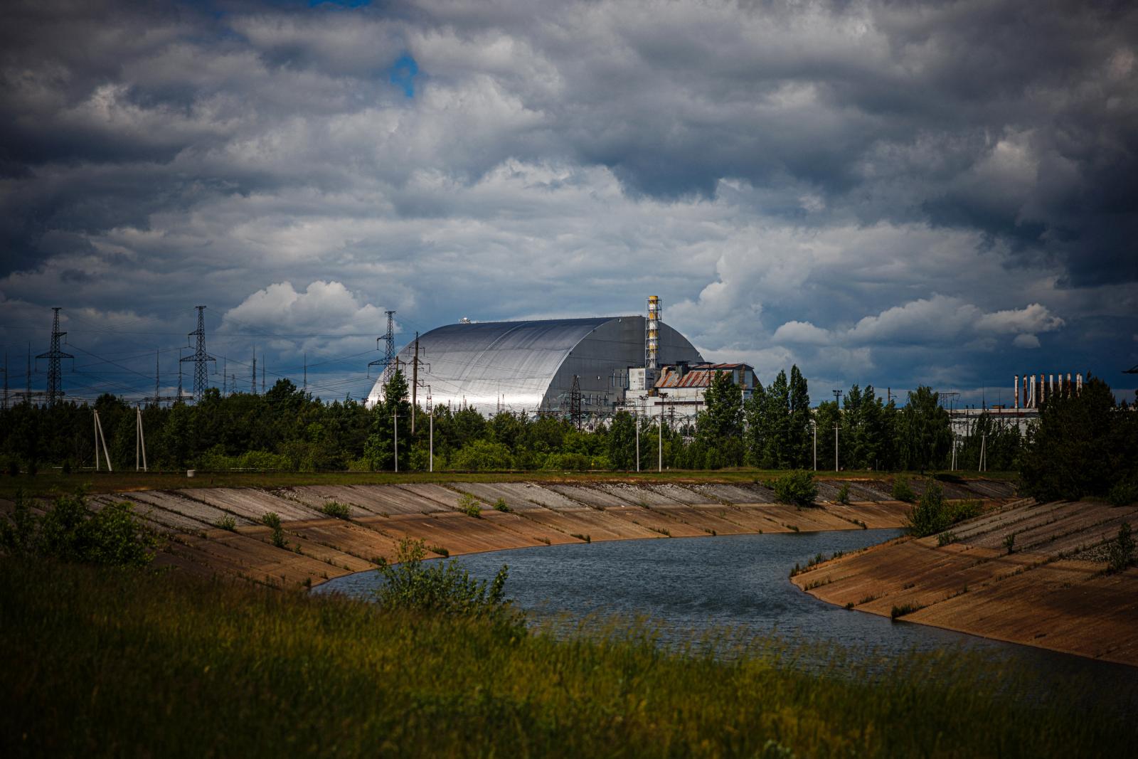 Egy fényképen a csernobili atomerőmű új biztonságos zárkája látható, amely a 4-es számú reaktorblokkot takarja 2022. május 29-én, Ukrajna orosz megszállása közepette.