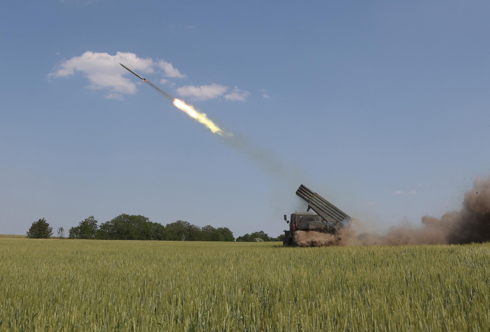 Ukrán katonák tüzelnek egy francia önjáró 155 mm/52 kaliberű Caesar löveggel orosz állások felé a frontvonalon a kelet-ukrajnai Donbász régióban 2022. június 15-én.