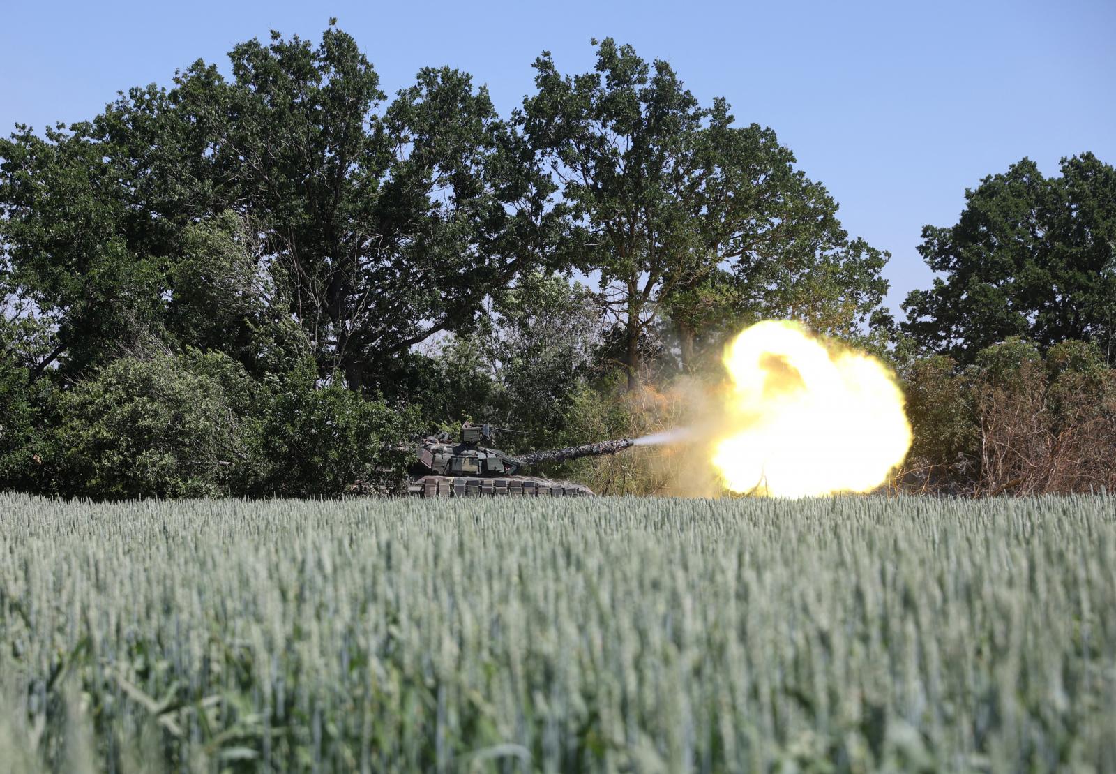 Ukrán katonák tüzelnek egy francia önjáró 155 mm/52 kaliberű Caesar löveggel orosz állások felé a frontvonalon a kelet-ukrajnai Donbász régióban 2022. június 15-én.