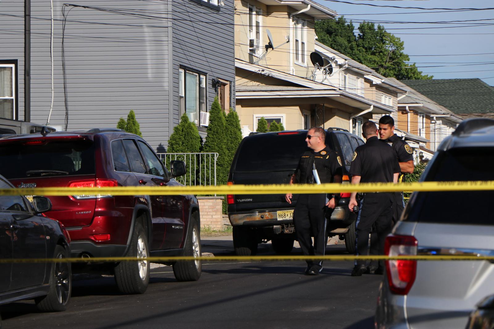 A  rendőrségi kordonnal lezárt ház a New Jersey-i Fairview-ban, ahol a merénylő lakik