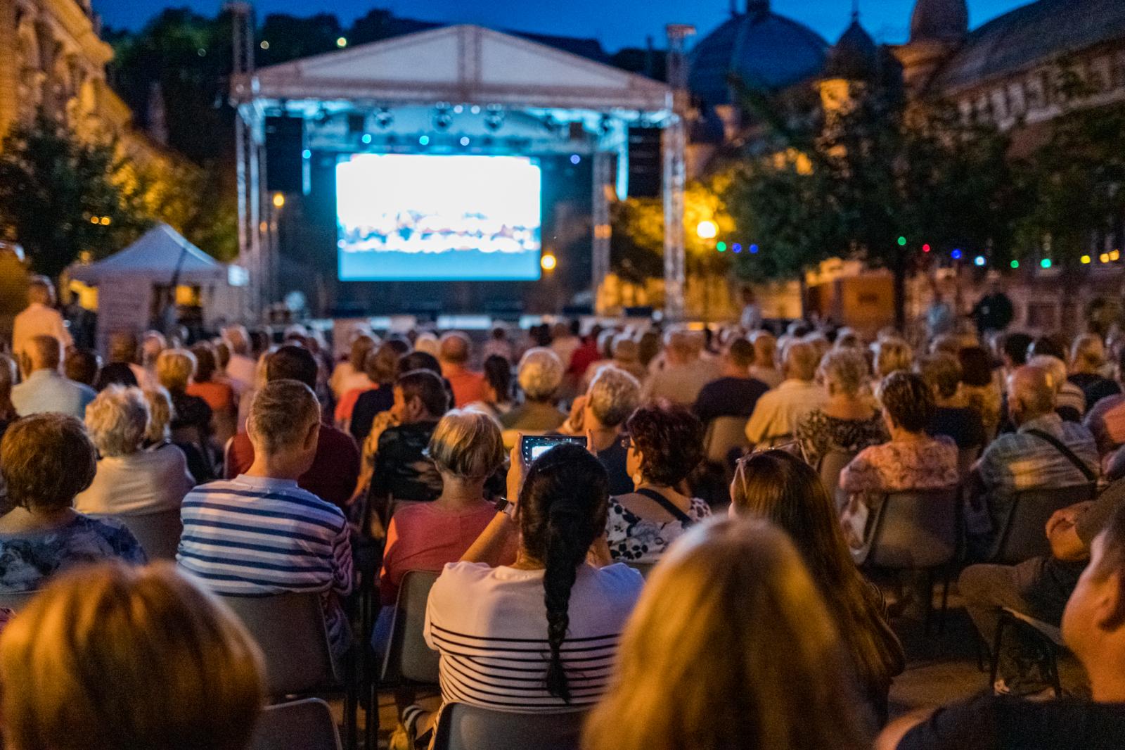 Öt vidéki nagyvárosban is megtekinthető volt a koncert óriáskivetítőn élőben, ingyenesen, különleges kiegészítő programok kíséretében