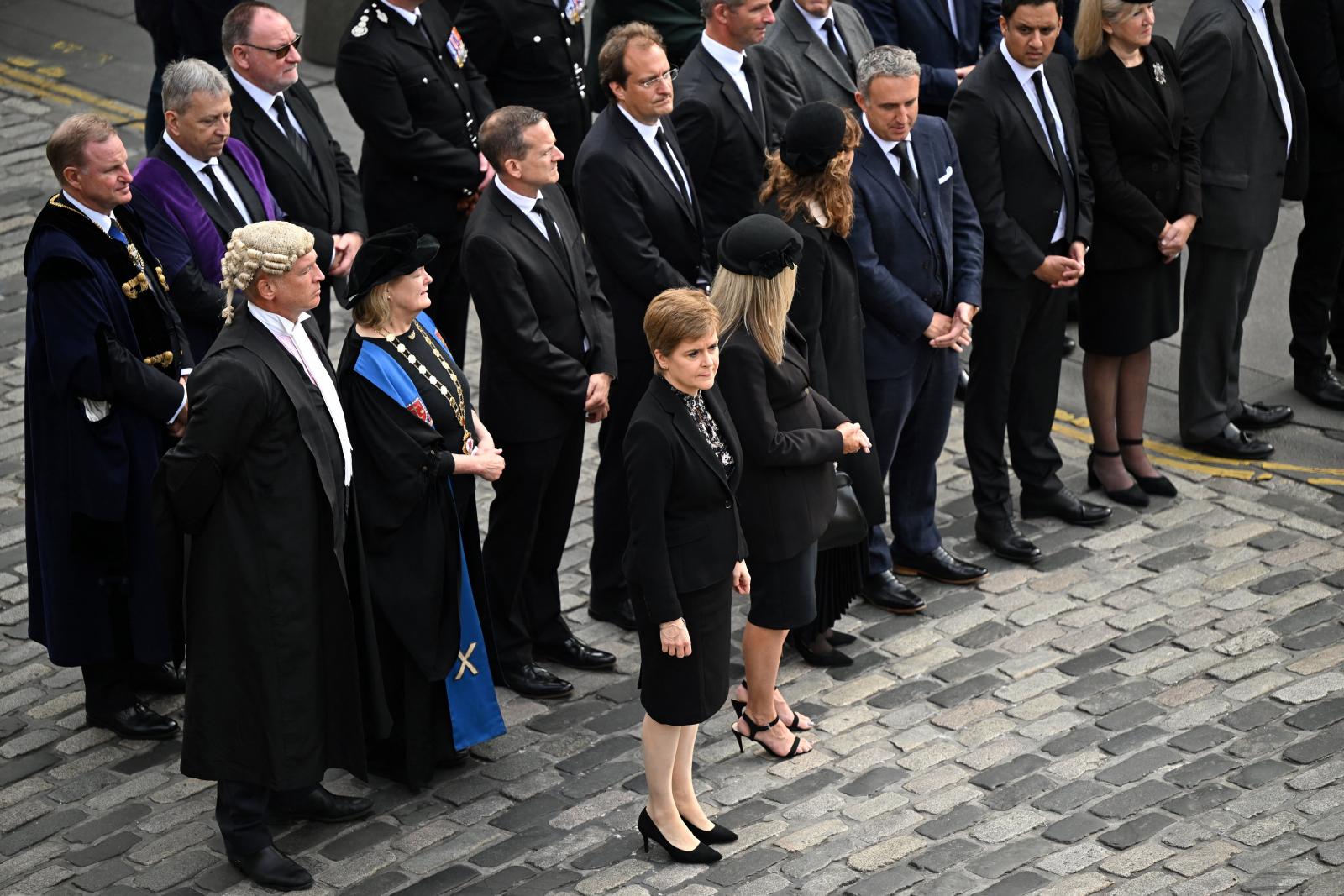 Skócia tiszteleg az elhunyt királynő előtt. Előtérben, középen Nicola Sturgeon skót miniszterelnök