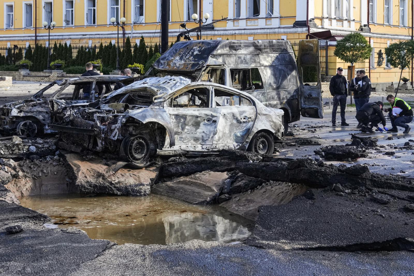 Kijev, 2022. október 10.
Sebesültek Kijevben 2022. október 10-én, miután robbanások történtek az ukrán fõvárosban.