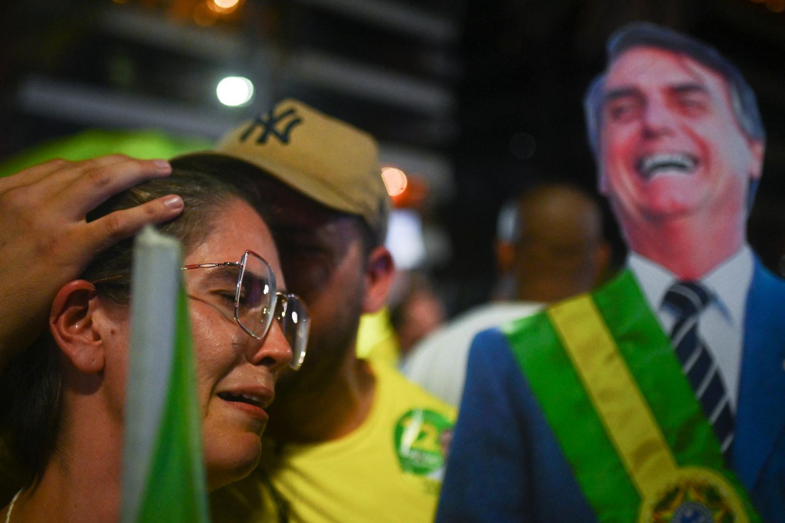 Támogatói siratják Bolsonaro vereségét