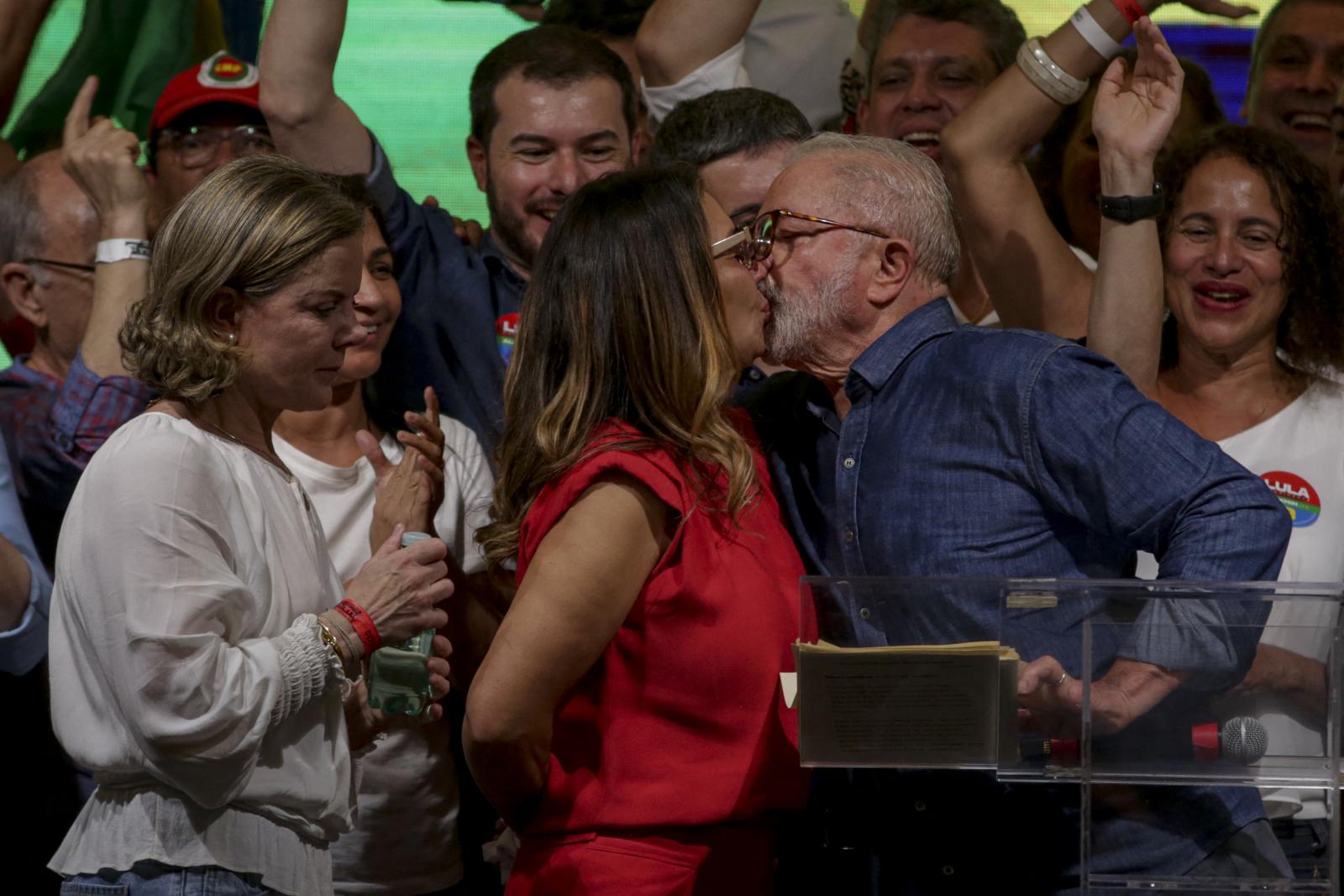 Támogatói siratják Bolsonaro vereségét