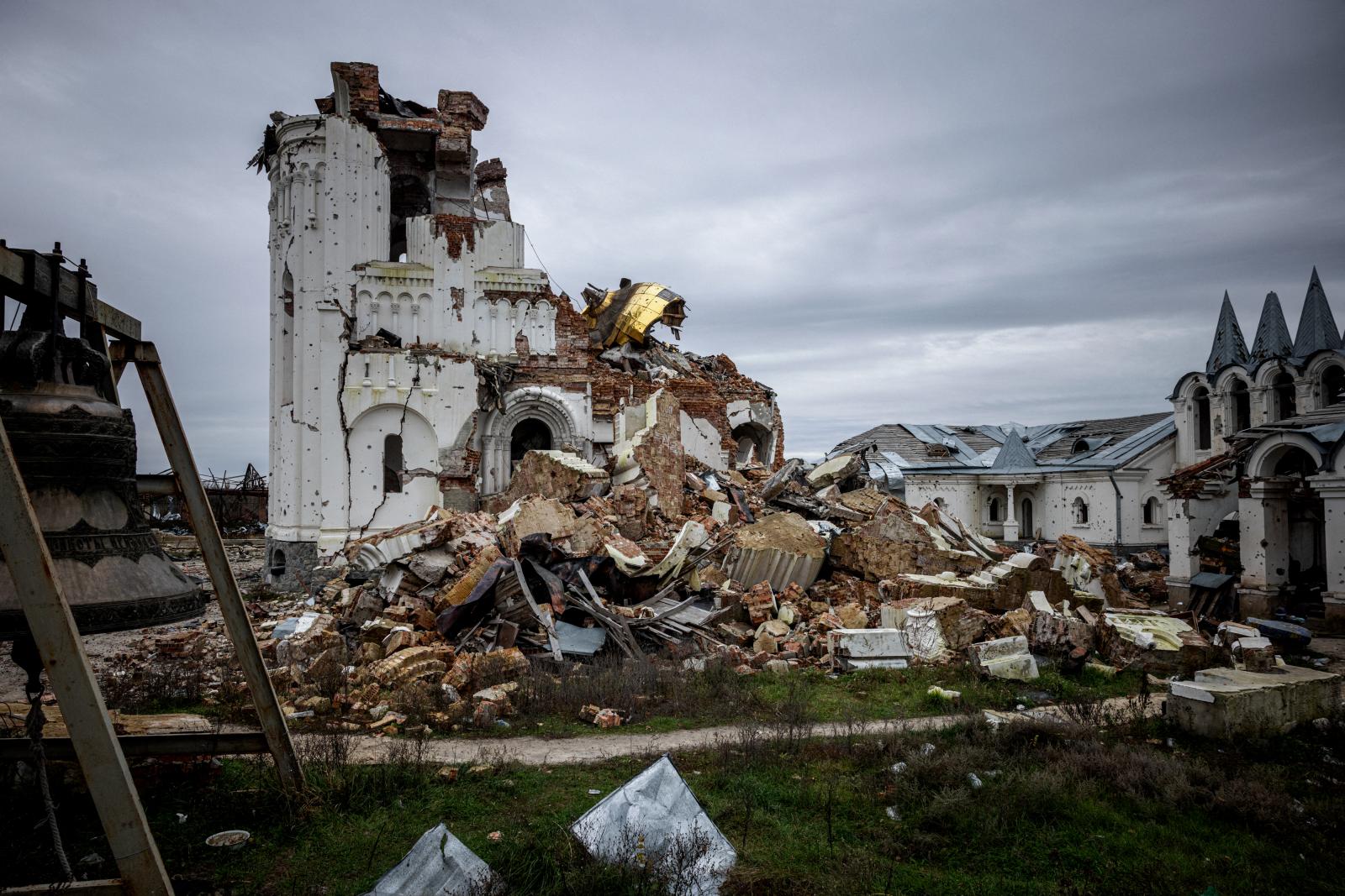 A 2022. október 31-én készült légi felvételen gabonával megrakott teherhajók láthatók az isztambuli Boszporusz déli bejáratánál lévő horgonyzóhelyen.