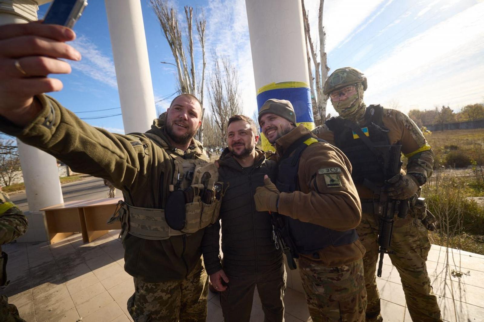 Egy ukrán tüntető tartja a tryzubot, Ukrajna címerét a Szolidaritás Ukrajnával tüntetésen a krakkói Fő piactéren, az ukrajnai orosz invázió 264. napján.