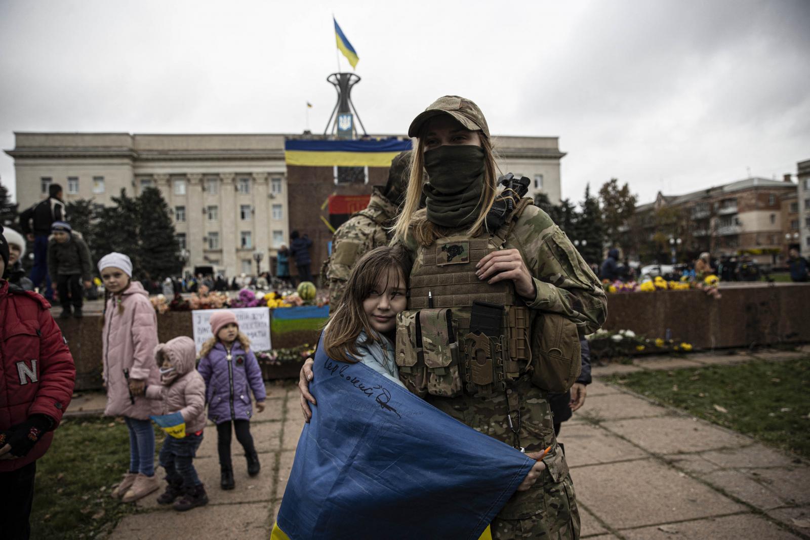 Egy ukrán tüntető tartja a tryzubot, Ukrajna címerét a Szolidaritás Ukrajnával tüntetésen a krakkói Fő piactéren, az ukrajnai orosz invázió 264. napján.