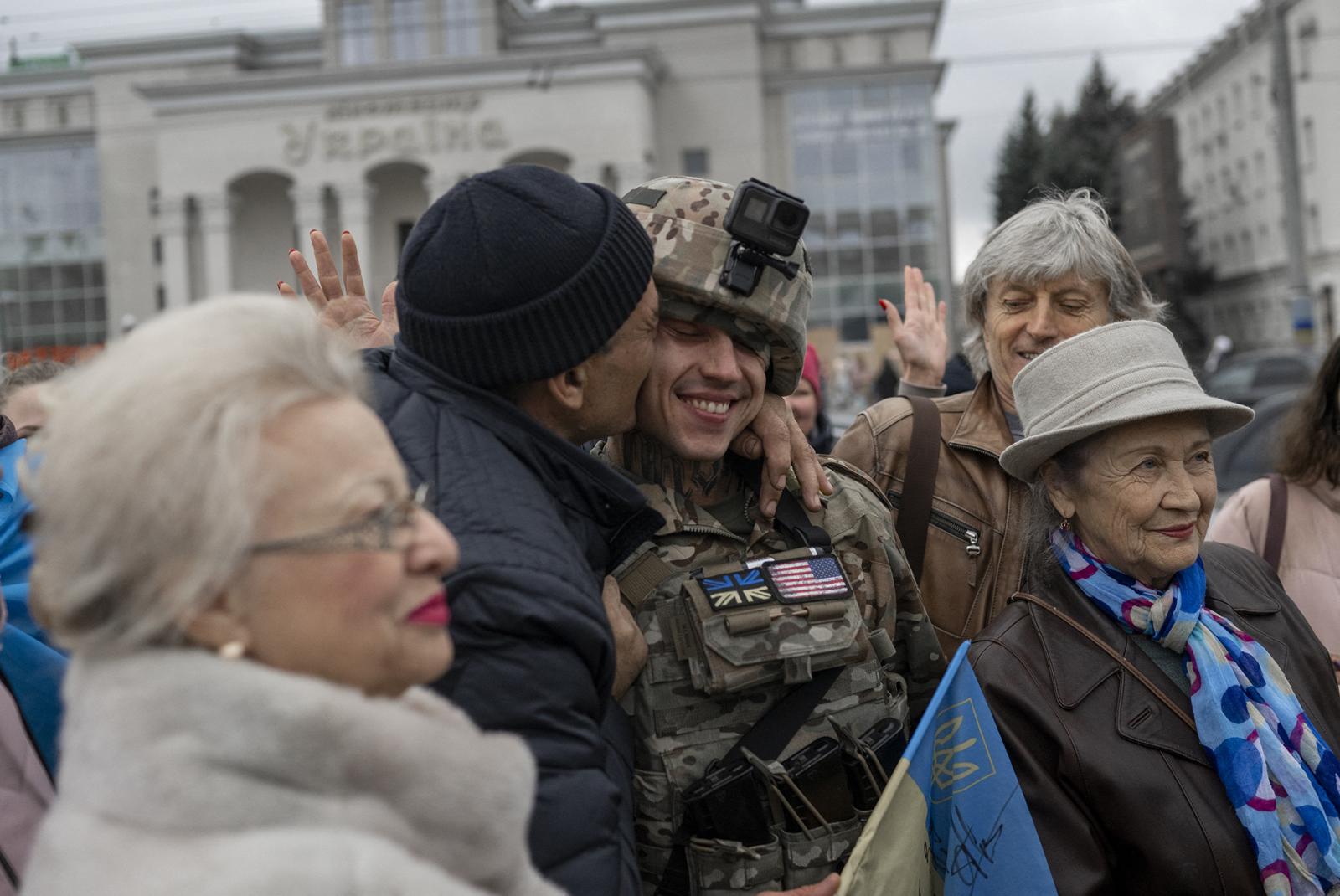 Egy ukrán tüntető tartja a tryzubot, Ukrajna címerét a Szolidaritás Ukrajnával tüntetésen a krakkói Fő piactéren, az ukrajnai orosz invázió 264. napján.