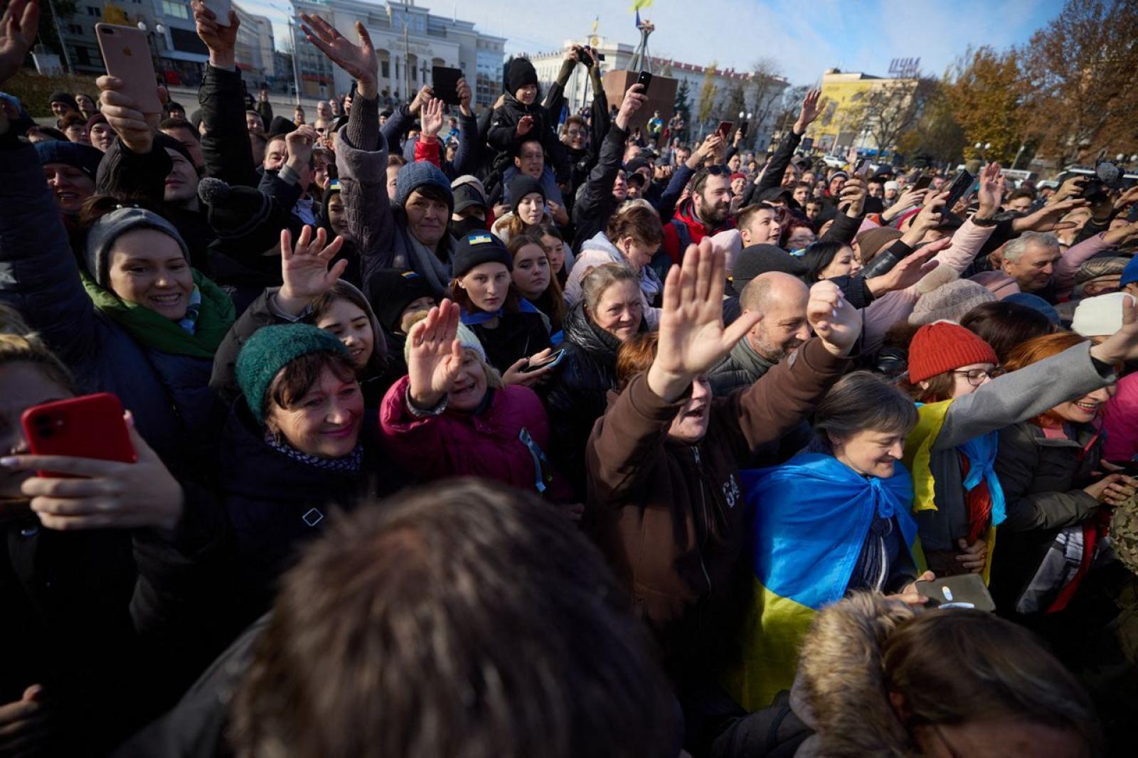 Egy ukrán tüntető tartja a tryzubot, Ukrajna címerét a Szolidaritás Ukrajnával tüntetésen a krakkói Fő piactéren, az ukrajnai orosz invázió 264. napján.