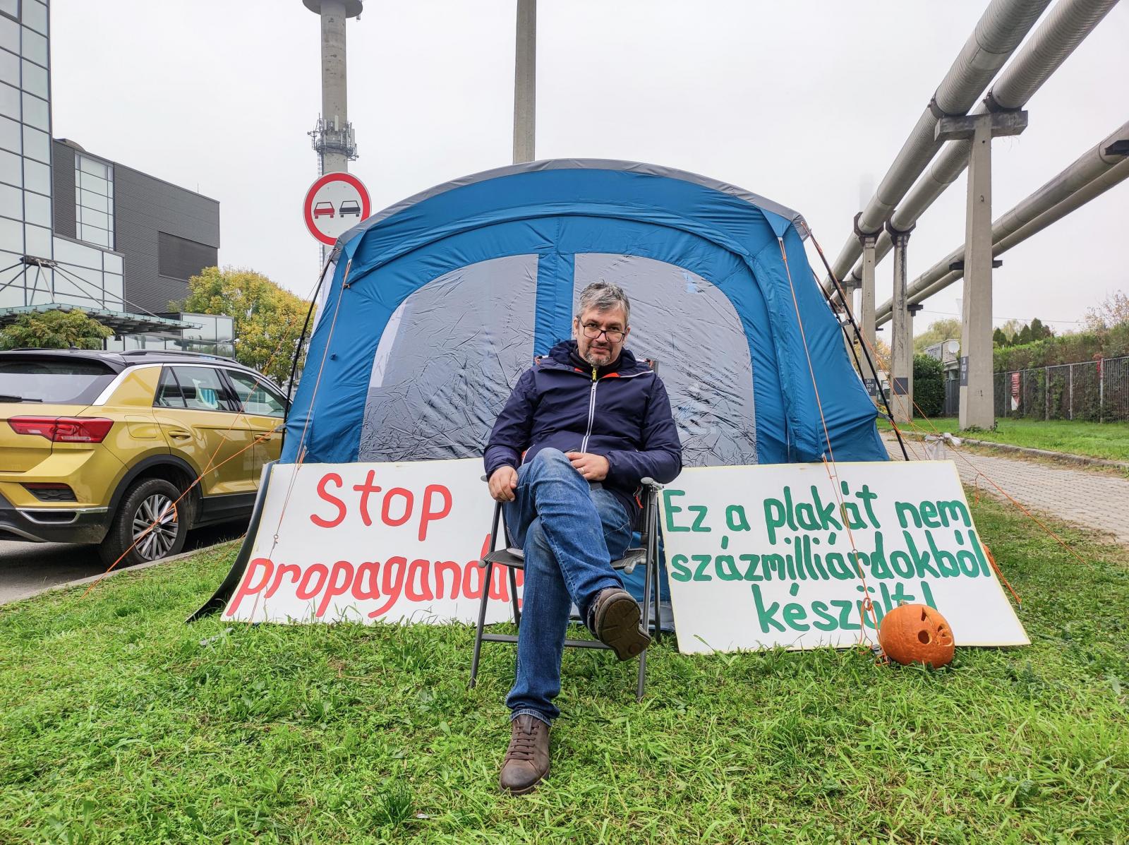 2022. február 25.  A háború kitörését követő napokban katonai egységeket vezényeltek a magyar-ukrán határhoz. A Magyar Honvédség páncélos járműve Vásárosnaményben.