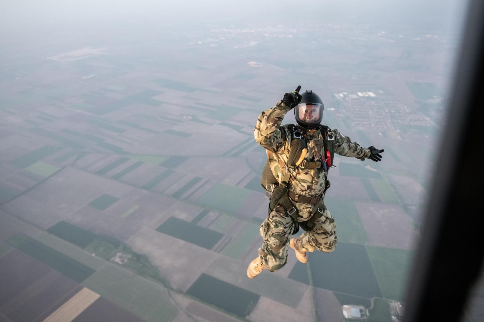 2022. február 25.  A háború kitörését követő napokban katonai egységeket vezényeltek a magyar-ukrán határhoz. A Magyar Honvédség páncélos járműve Vásárosnaményben.