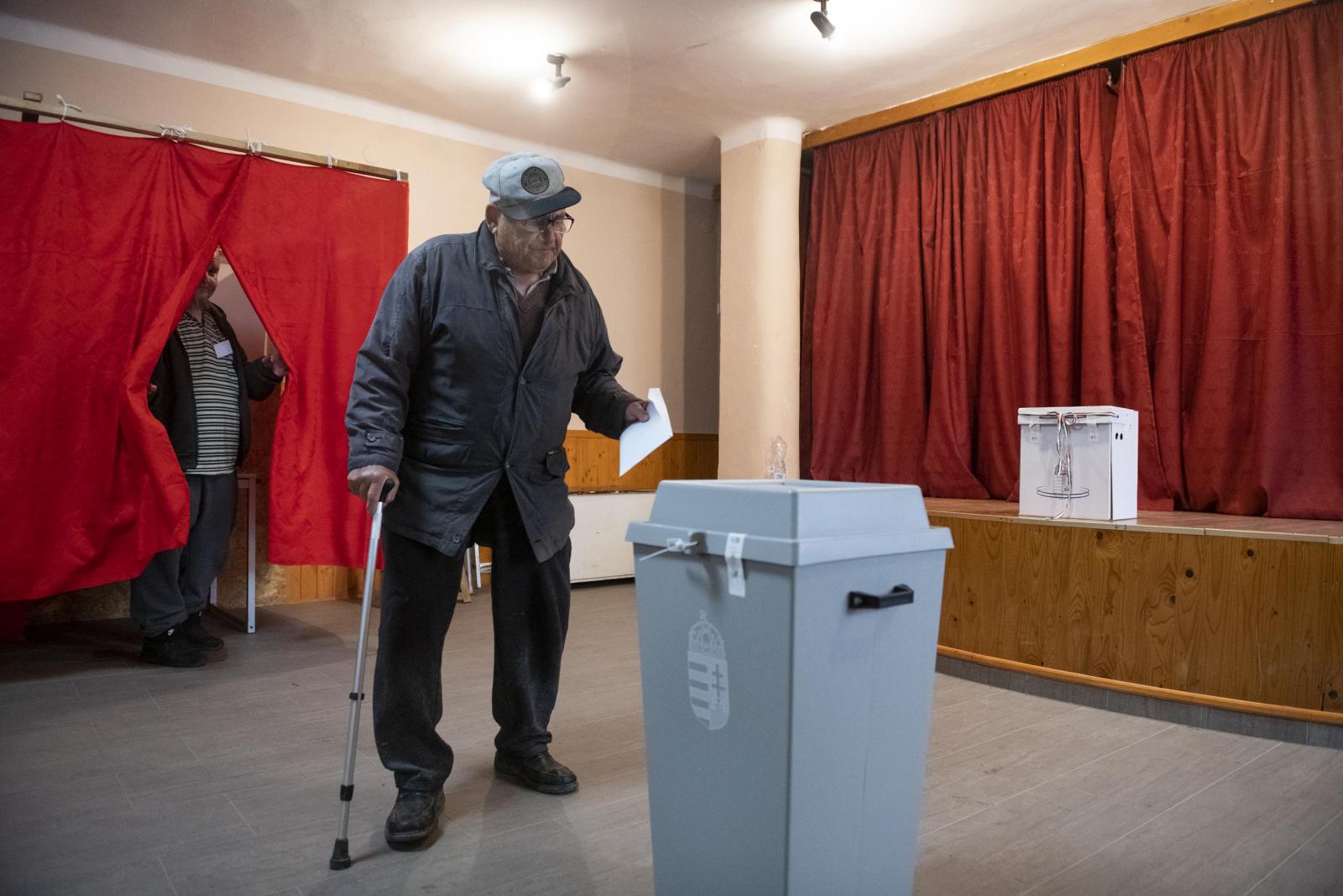 2022. december 2. Tanárok, diákok és szülők vonulnak a Karinthy Gimnáziumtól a Külső-Pesti Tankerület elé. A tüntetésen részt vettek a kirúgott tanárok is, a képen Rábai János aki az év tanára díjat is megkapta